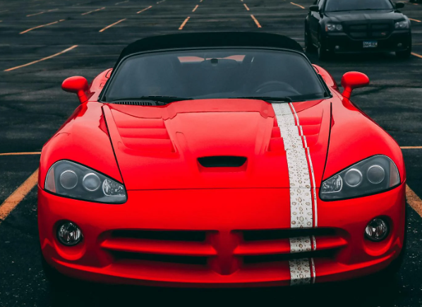 Jaunieji talentai ir jų pirmosios mašinos: kokiems automobiliams teikia pirmenybę žvaigždės?