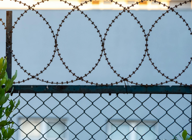 Pakabinamas tvoros pamatukai: modernus sprendimas lengvai ir greitai tvorai įrengti